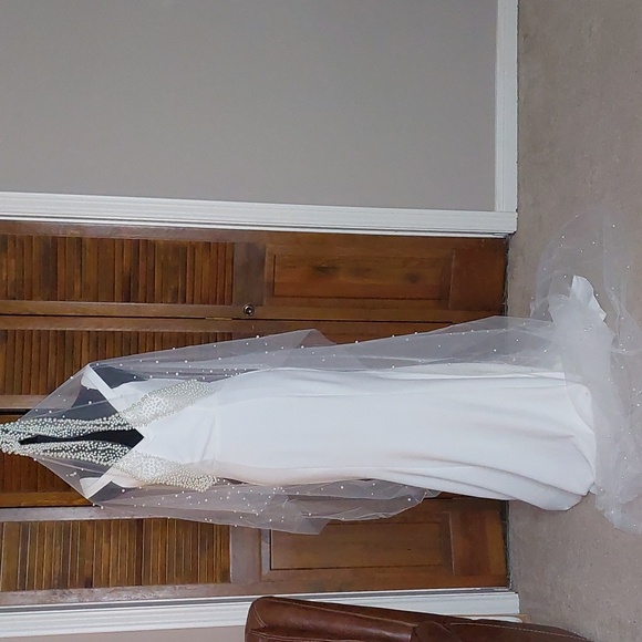 NWOT White Cathedral Tulle Veil with Scattered Faux Pearls main image 9